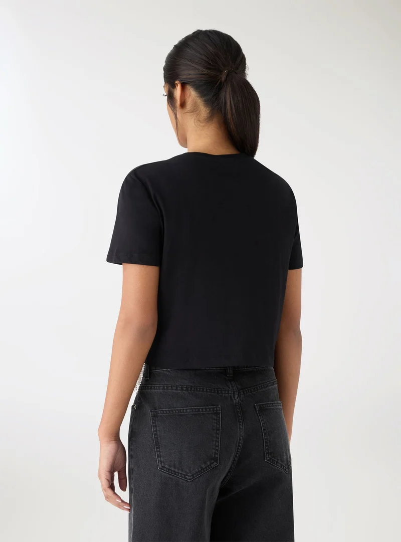 T-shirt crop ampia con frange strass