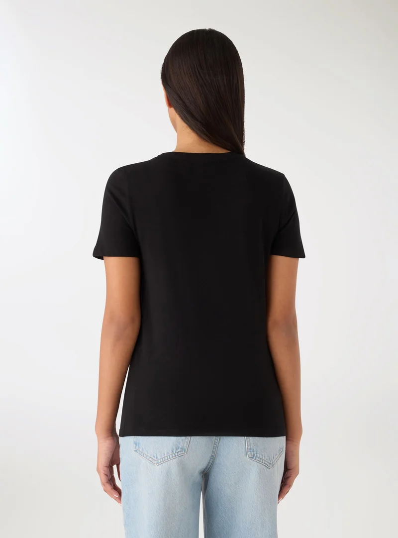 T-shirt con scritta laminata