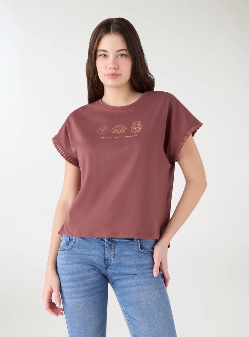 T-shirt con stampa e bordi con frange