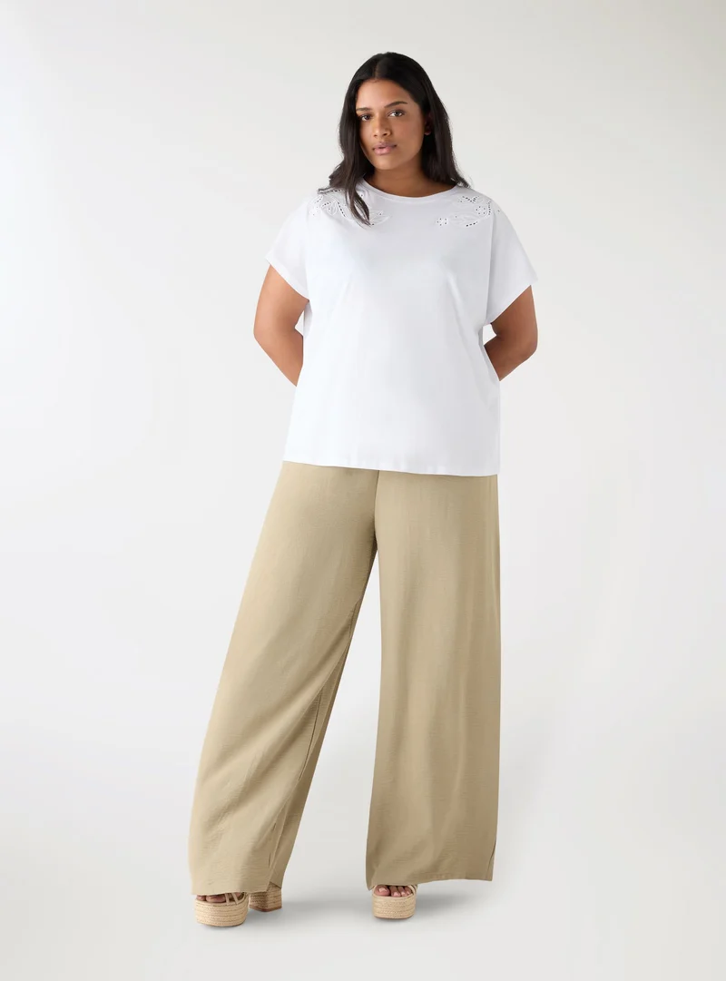 T-shirtCurvy con ricamo floreale traforato