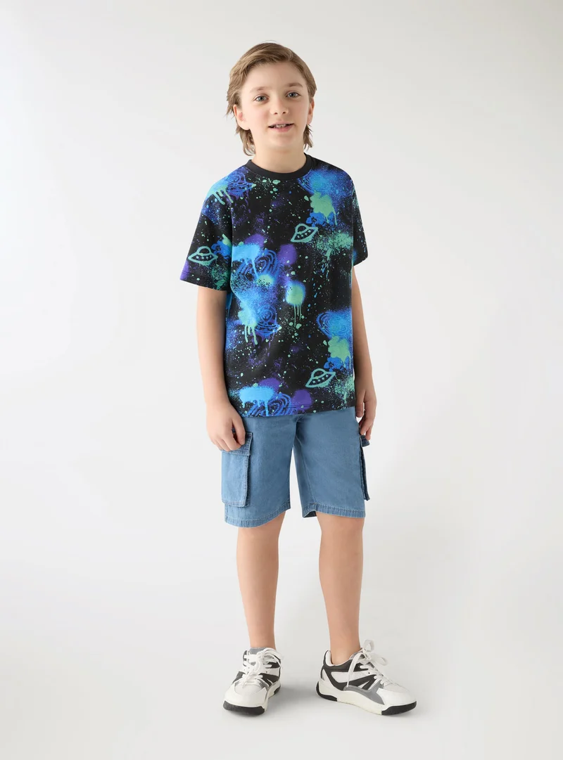 T-shirt con stampa allover graffiti