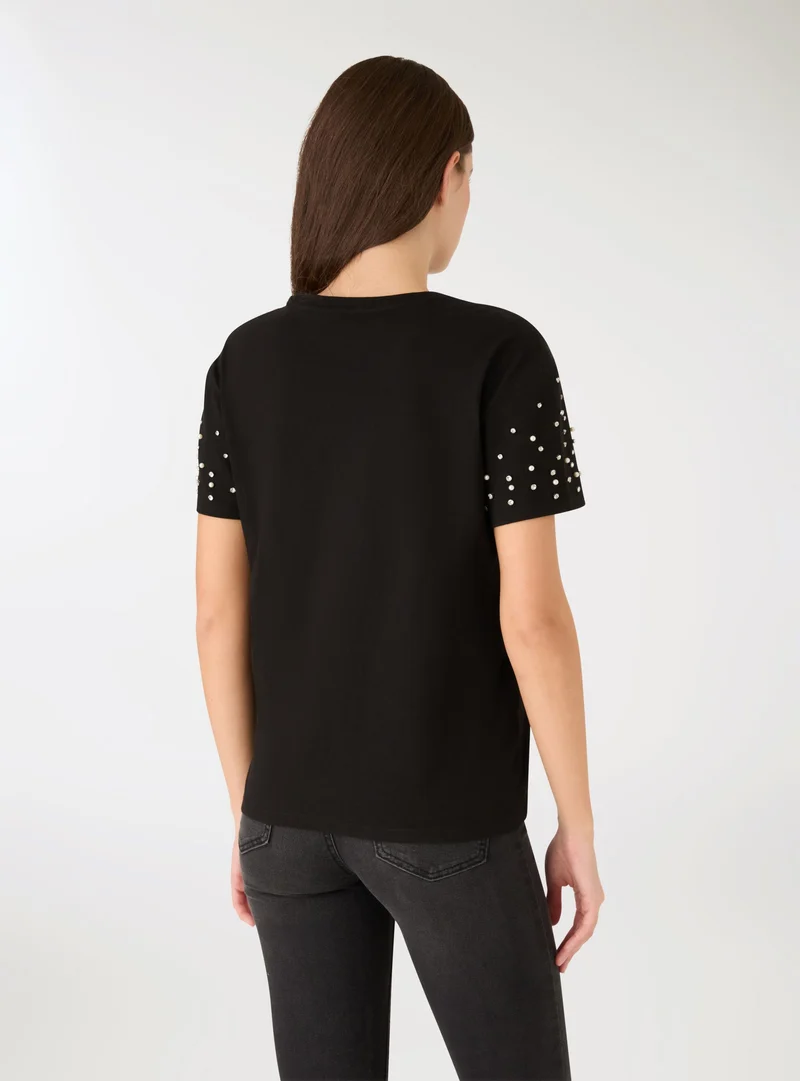 T-shirt ampia con perle e strass