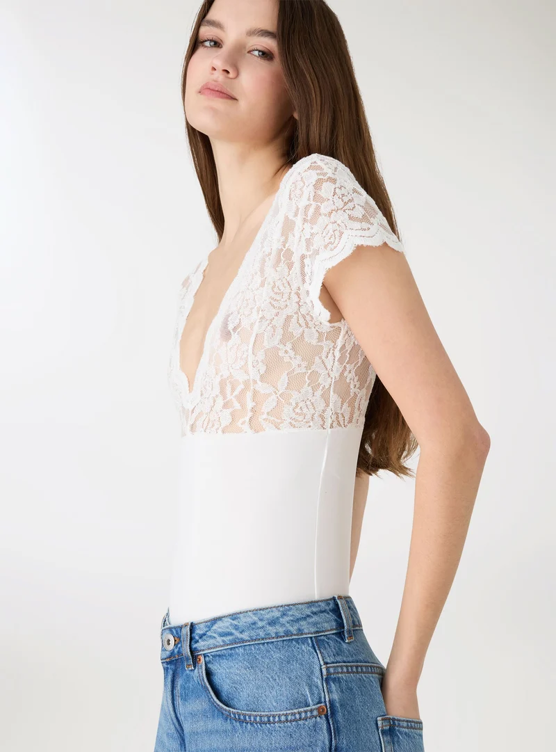 Body con inserto pizzo e scollo a V