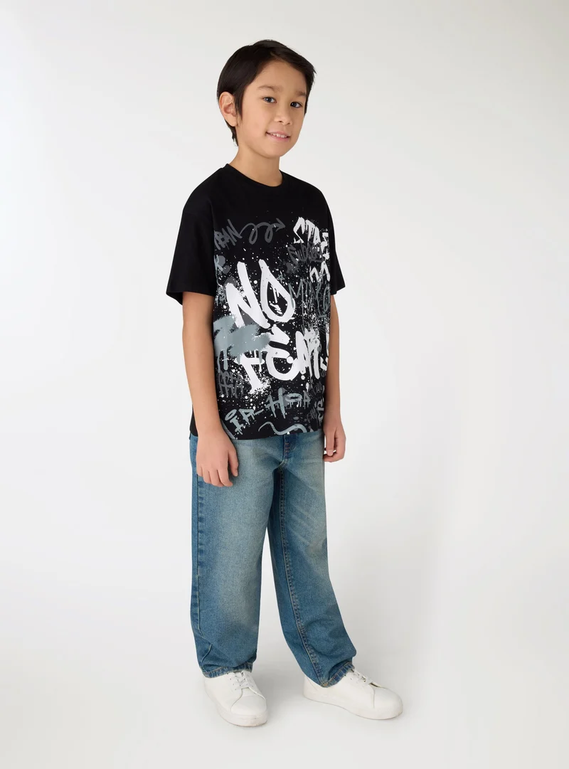 T-shirt con stampa graffiti
