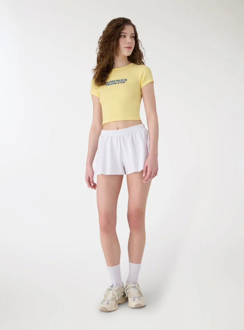 T-shirt crop con scritta