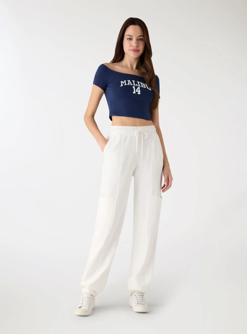 T-shirt crop con stampa e spalle scoperte