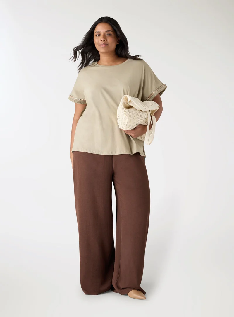 T-shirt Curvy a tinta unita con inserti etnici