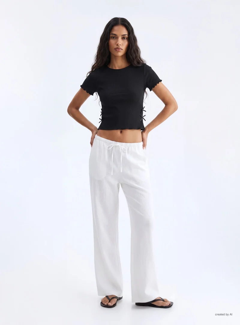 T-shirt con fiocchi sui fianchi