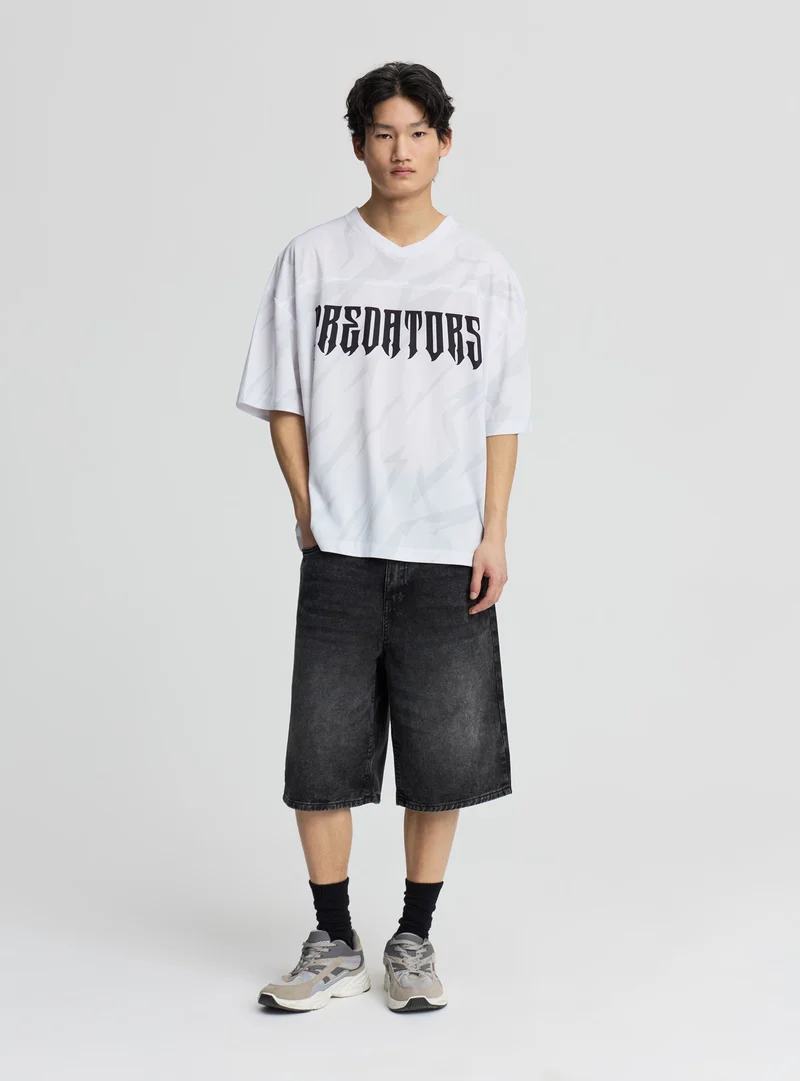 T-shirt over con stampa grafica