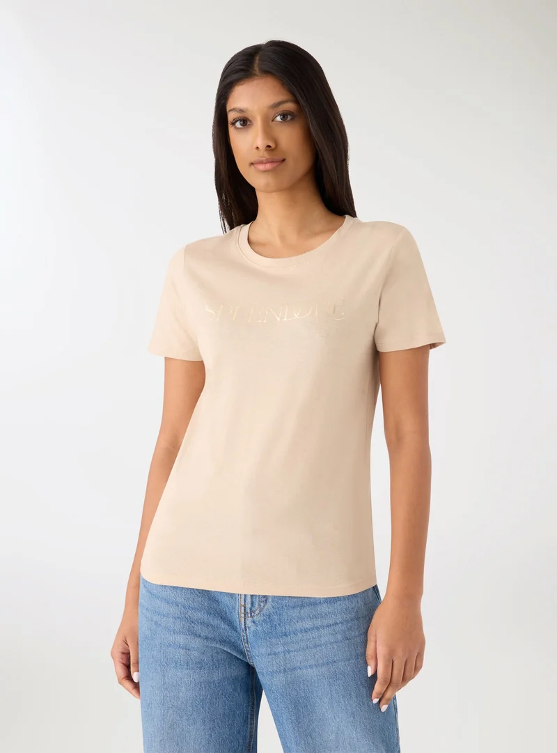 T-shirt con scritta laminata
