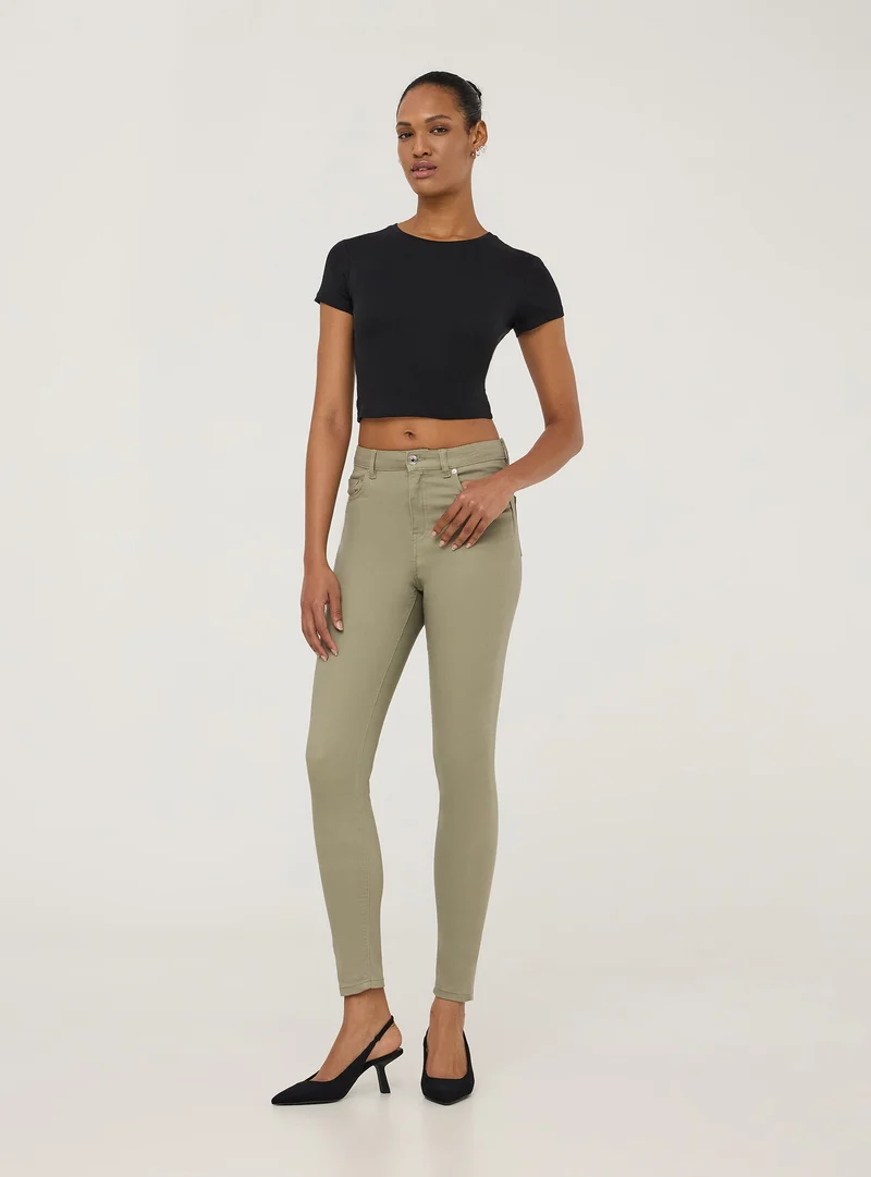 T-shirt crop aderente tinta unita