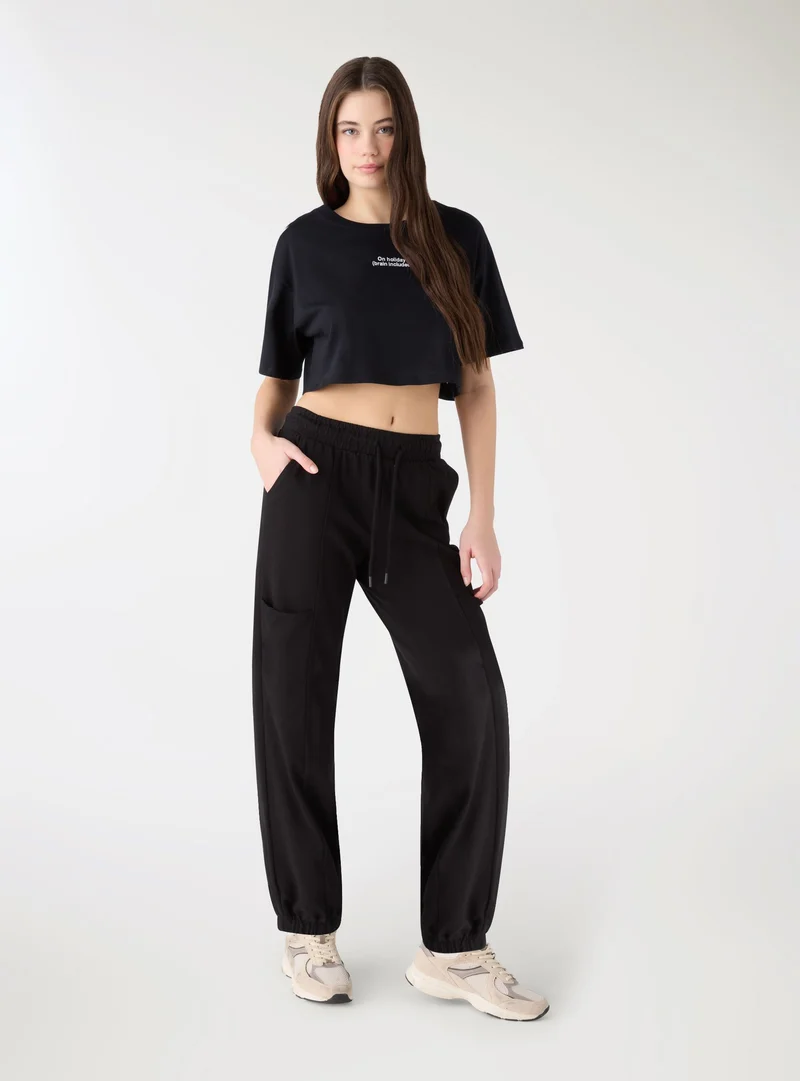 T-shirt con maniche a volant sangallo