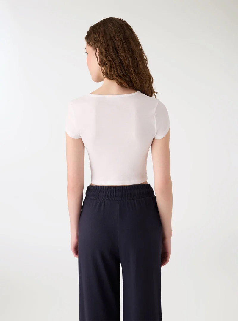 T-shirt crop con stampa farfalle