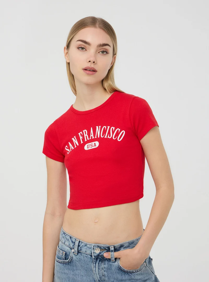 T-shirt con stampa college