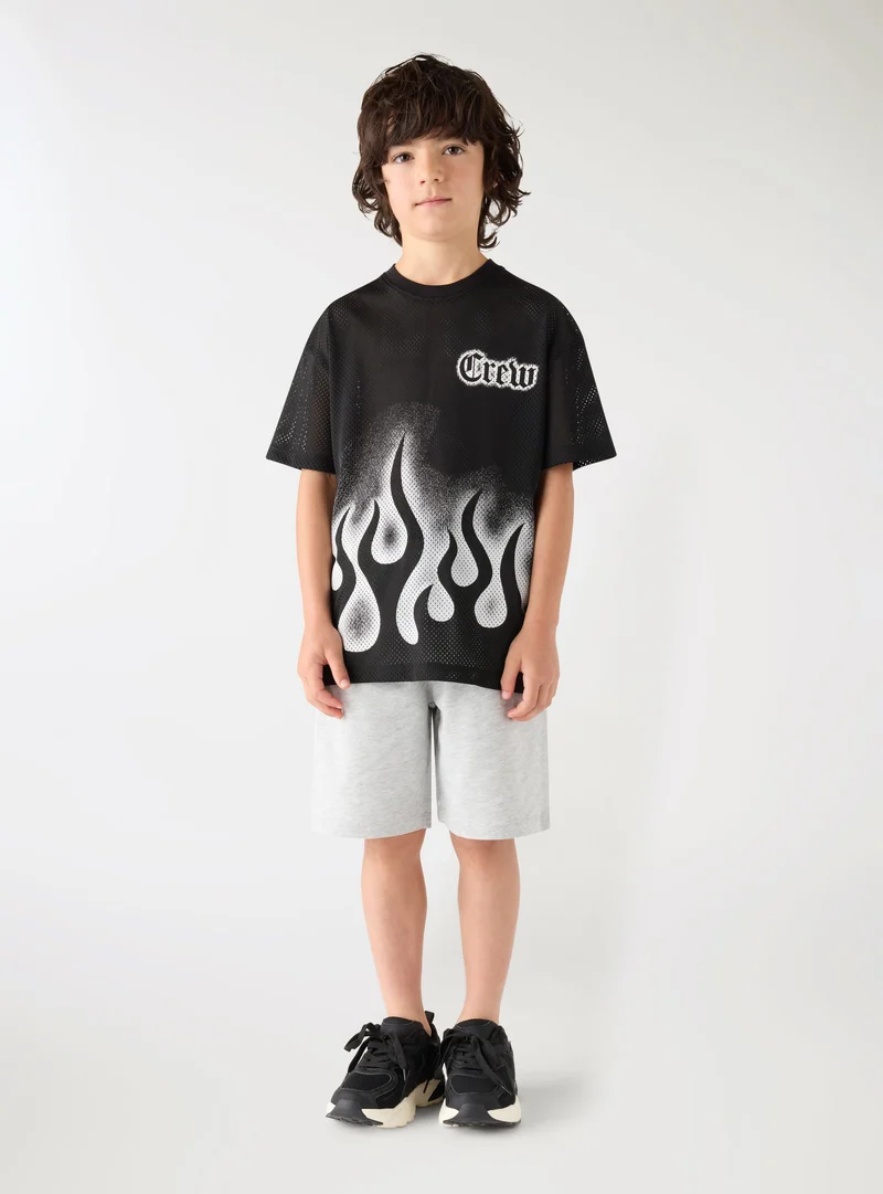 T-shirt con stampa fiamme e scritta