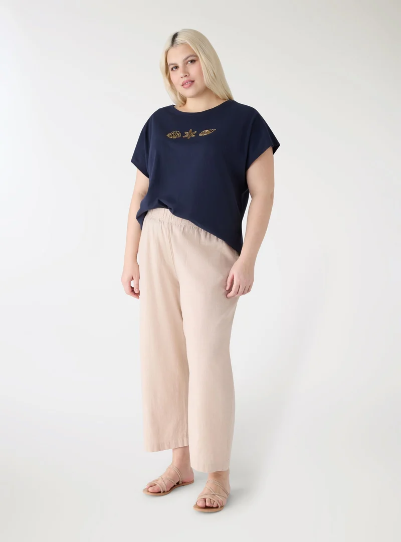 T-shirt Curvy con ricamo marino