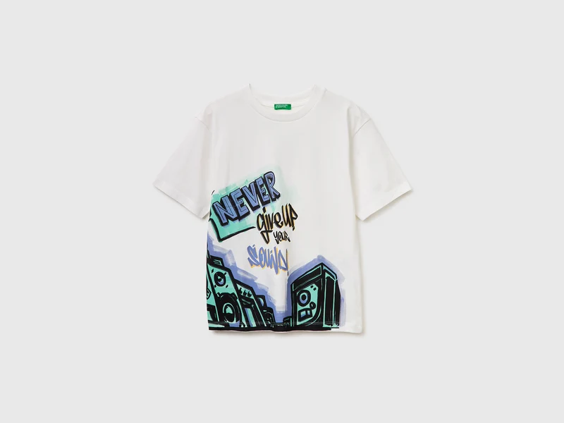 T-shirt con stampa graffito
