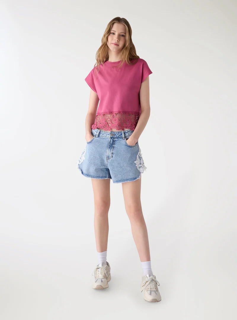 T-shirt crop ampia con bordo macramè