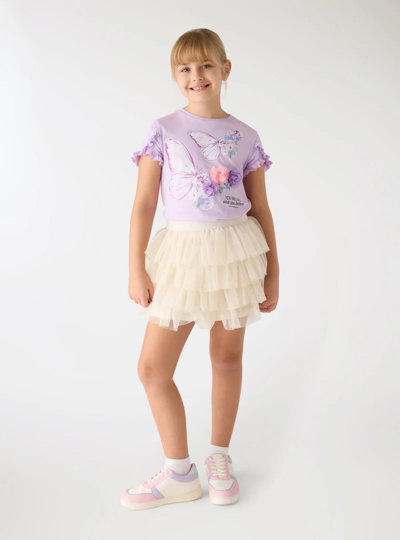 T-shirt con farfalle e applicazioni floreali