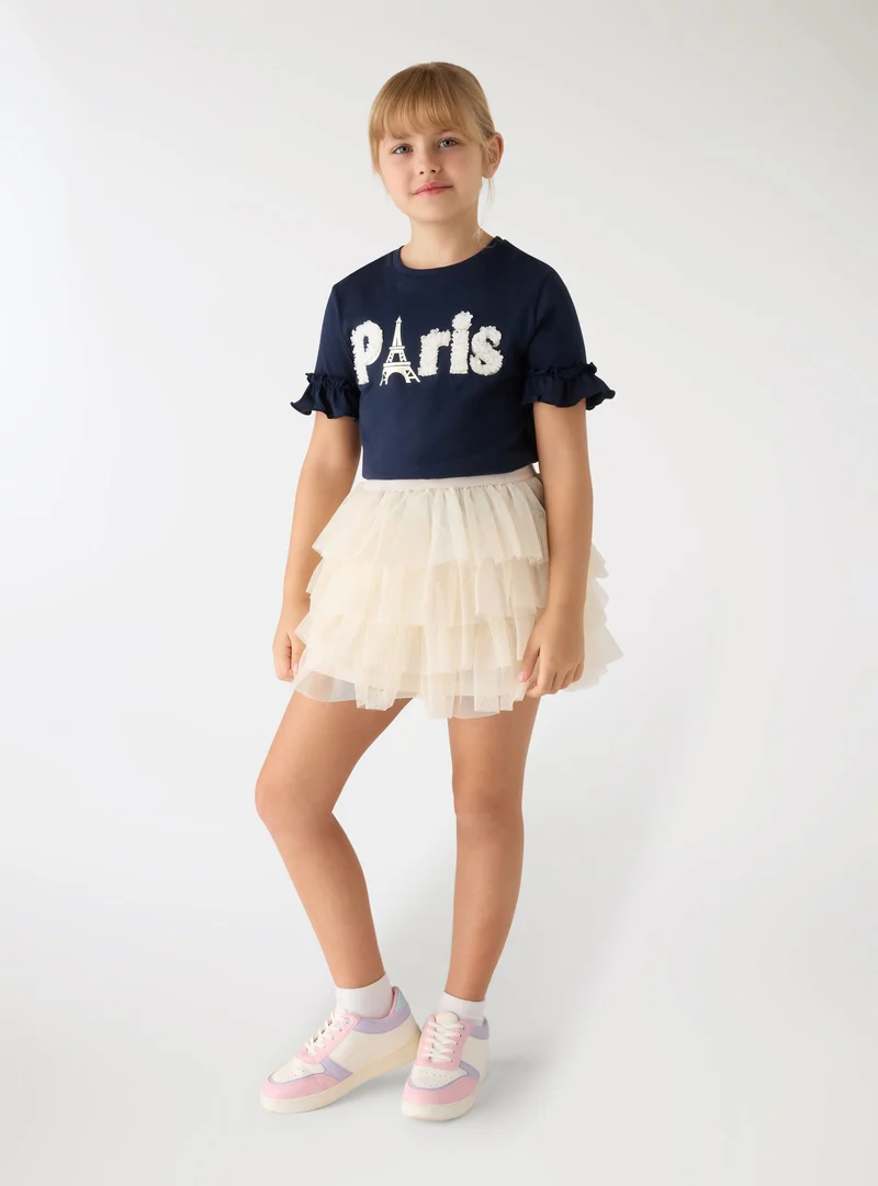 T-shirt con scritta e maniche a balze