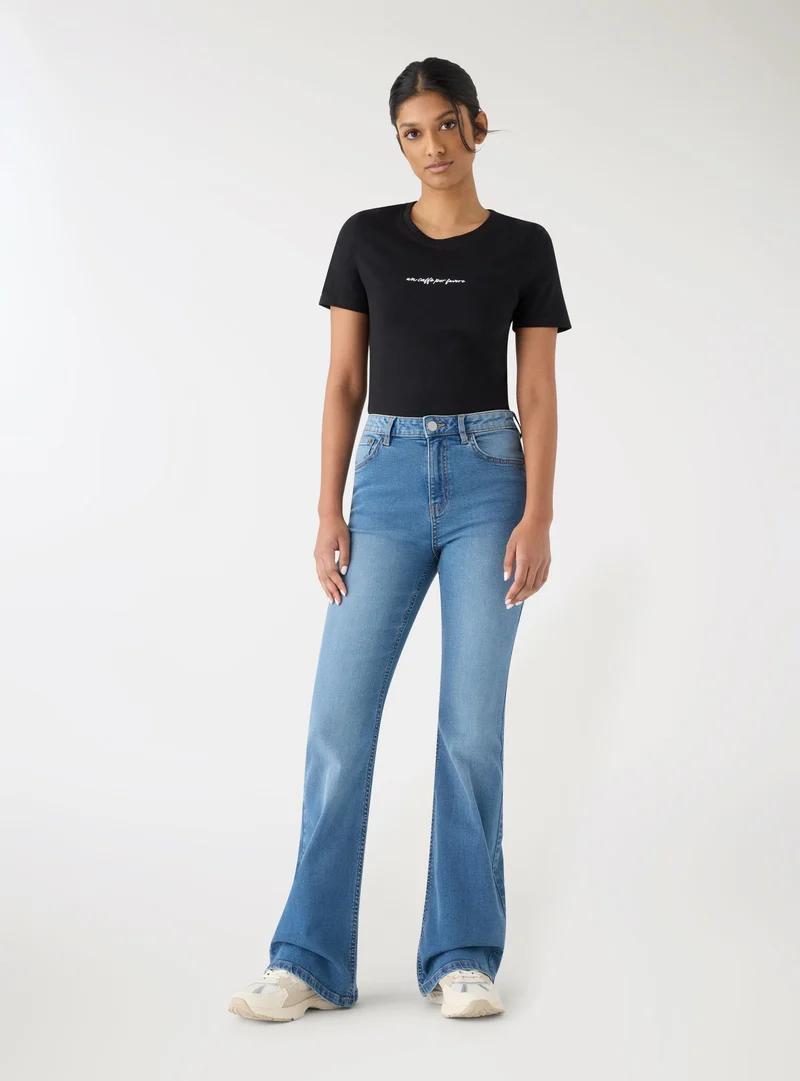 T-shirt con ricamo lettering