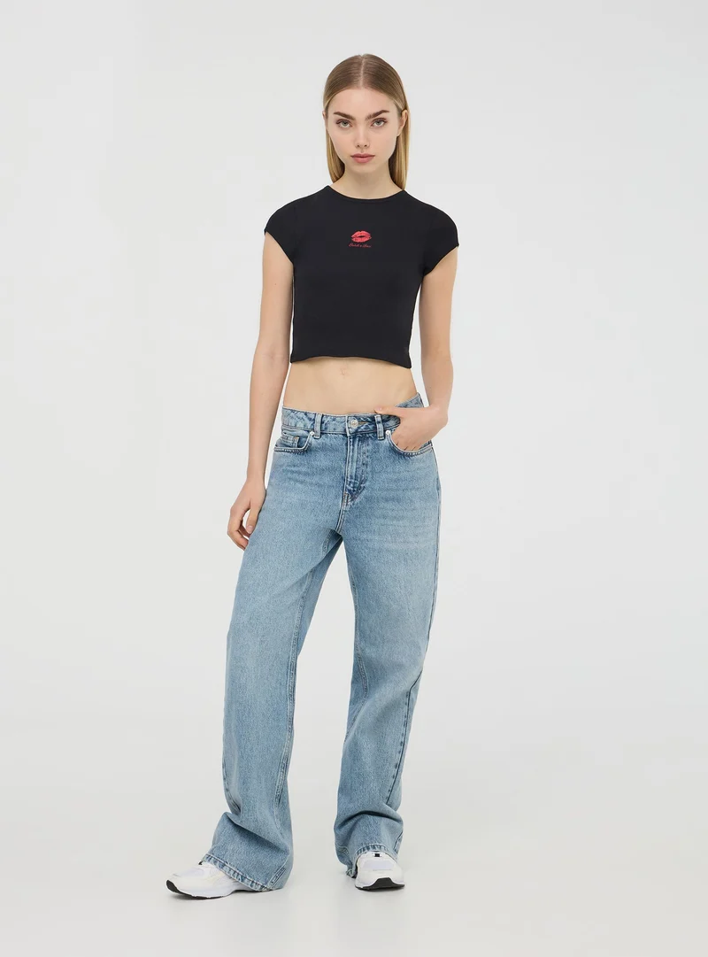 T-shirt crop con piccola stampa e scritta frontale