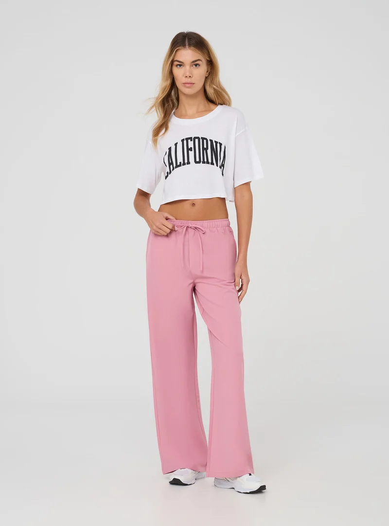 T-shirt crop ampia con stampa college