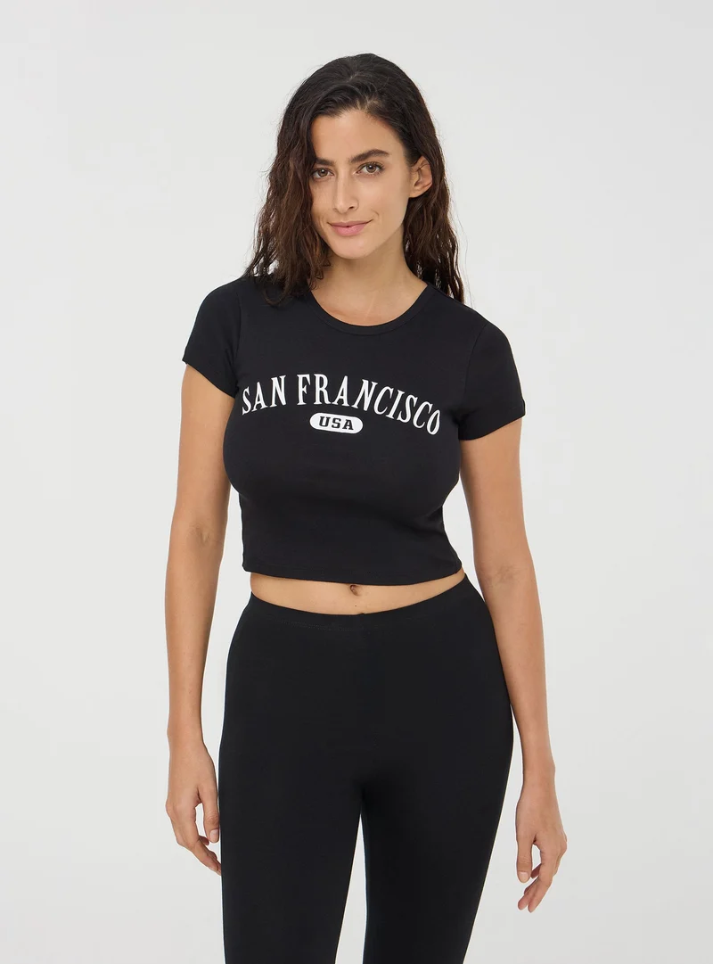 T-shirt con stampa college