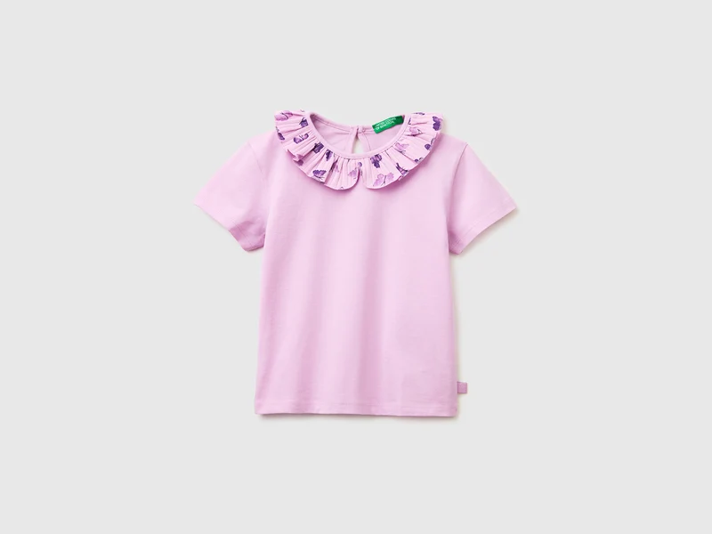 T-shirt con rouches sul colletto