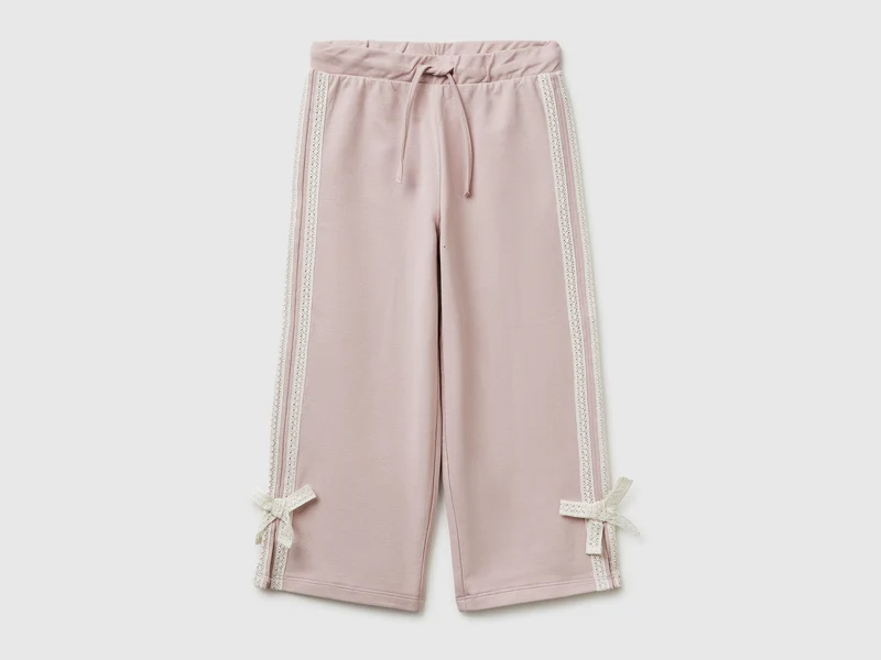 Pantaloni con pizzo e fiocchetti