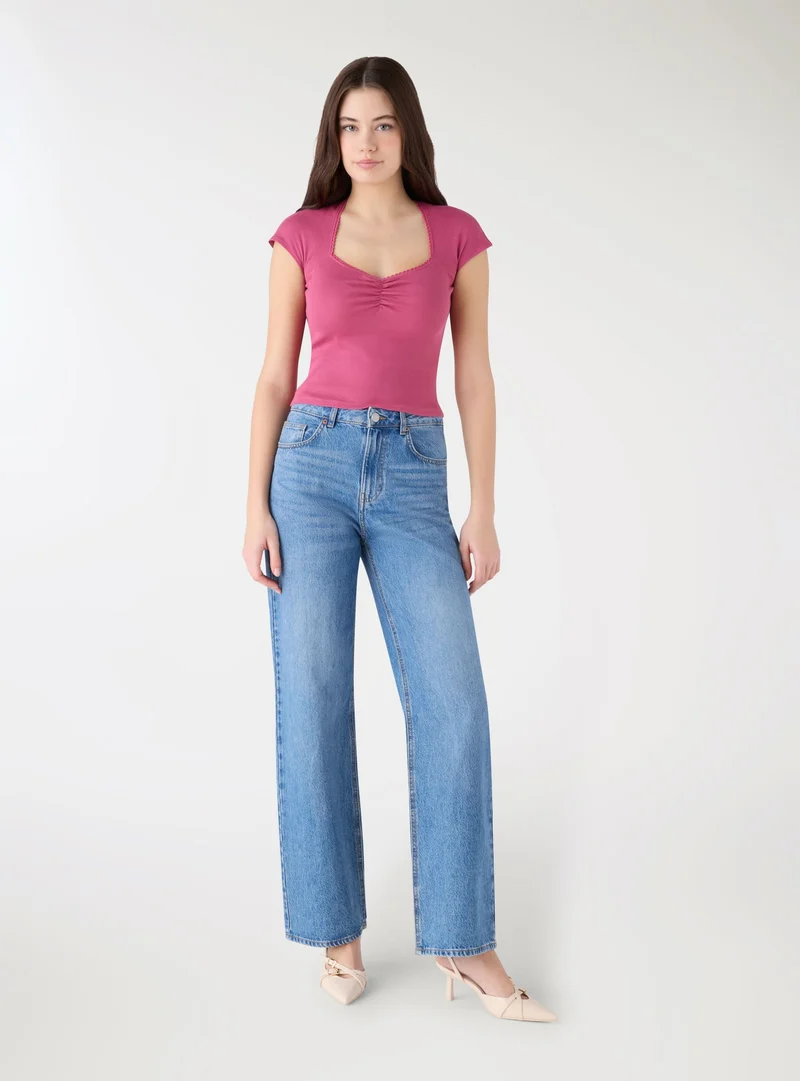 T-shirt crop con scollo a cuore e arricciatura