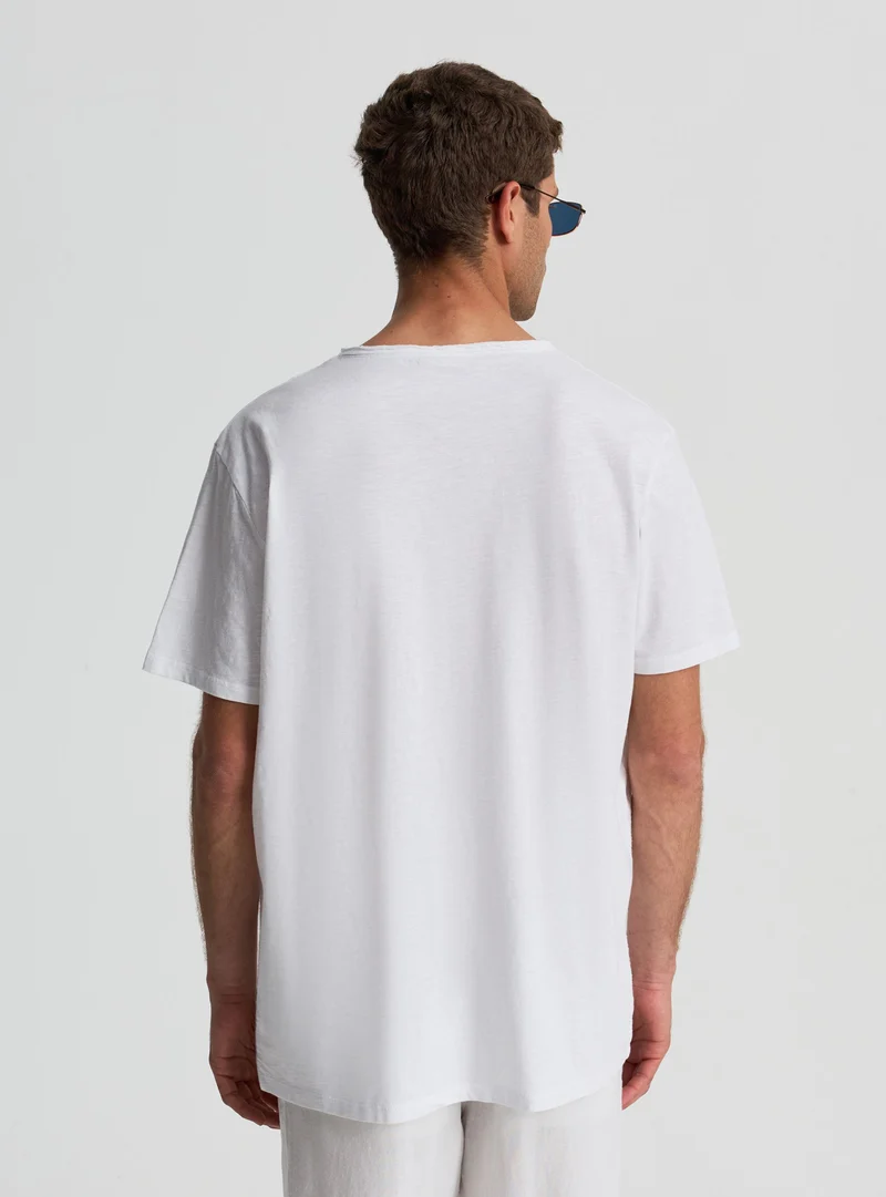 T-shirt a tinta unita con collo serafino