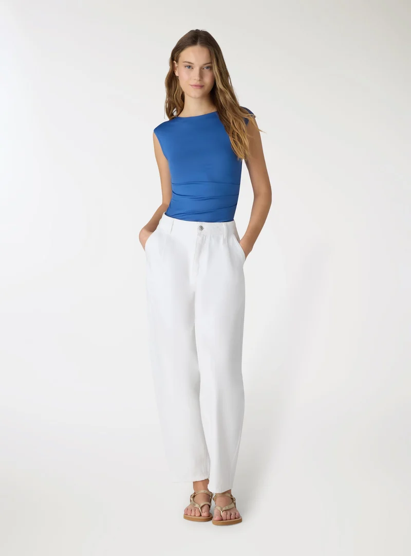 T-shirt con scollo a barchetta e arriccio laterale