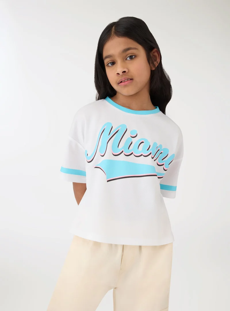 T-shirt con stampa college e profili a contrasto