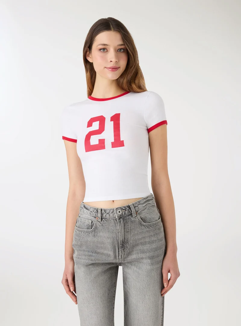T-shirt crop con numero e profili a contrasto