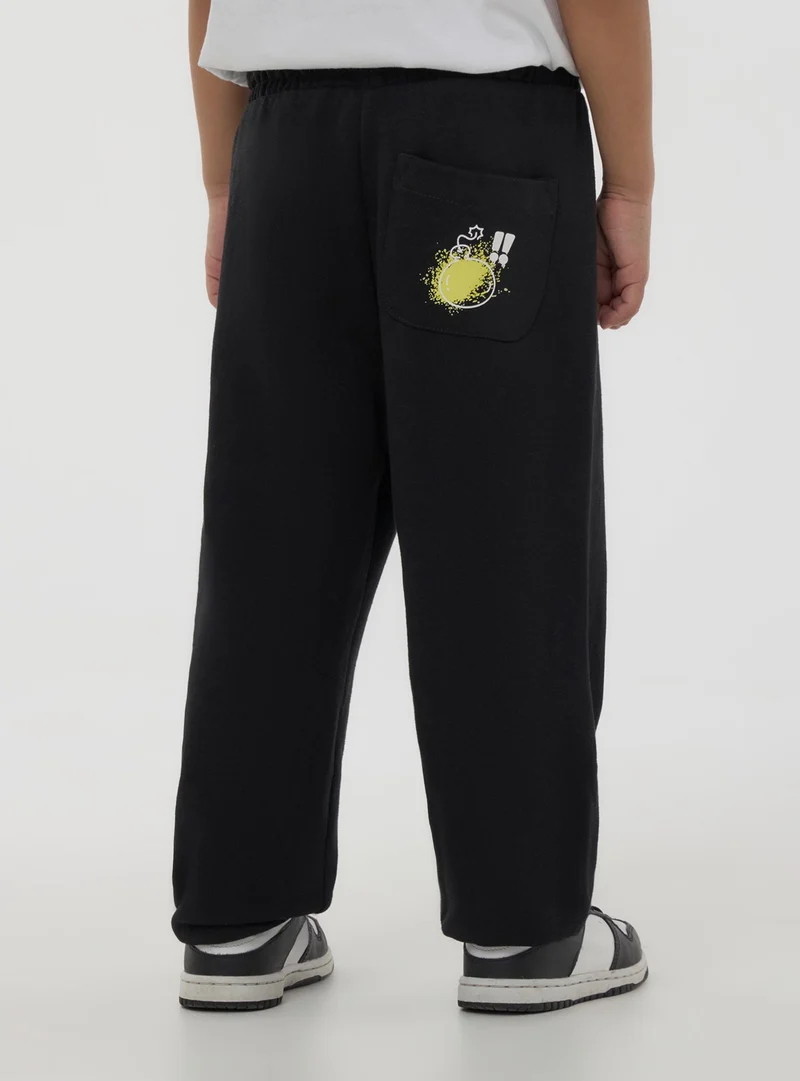 Pantaloni tuta con stampe stile graffiti
