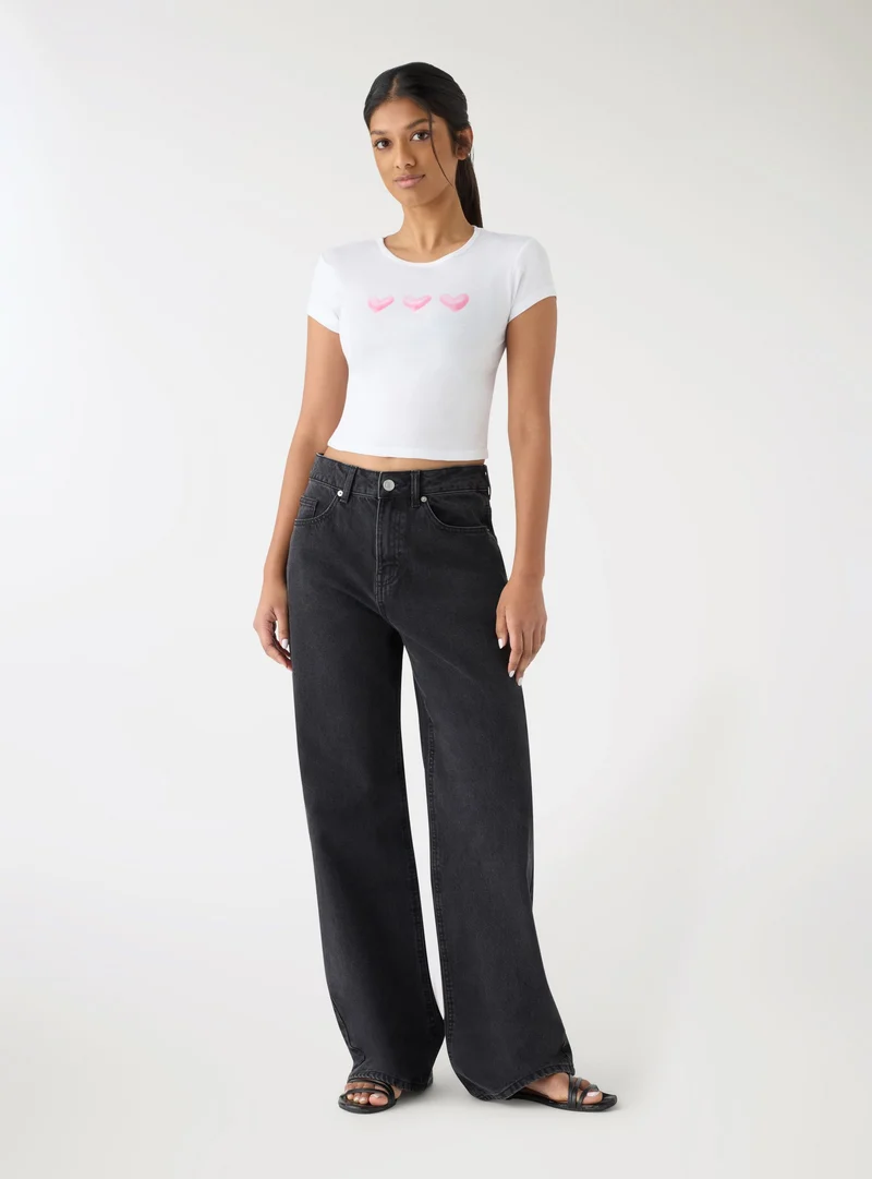 T-shirt crop con stampa cuori