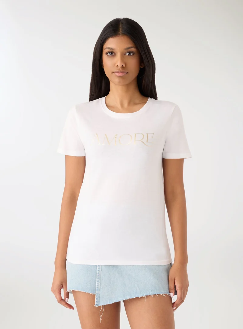T-shirt con scritta laminata