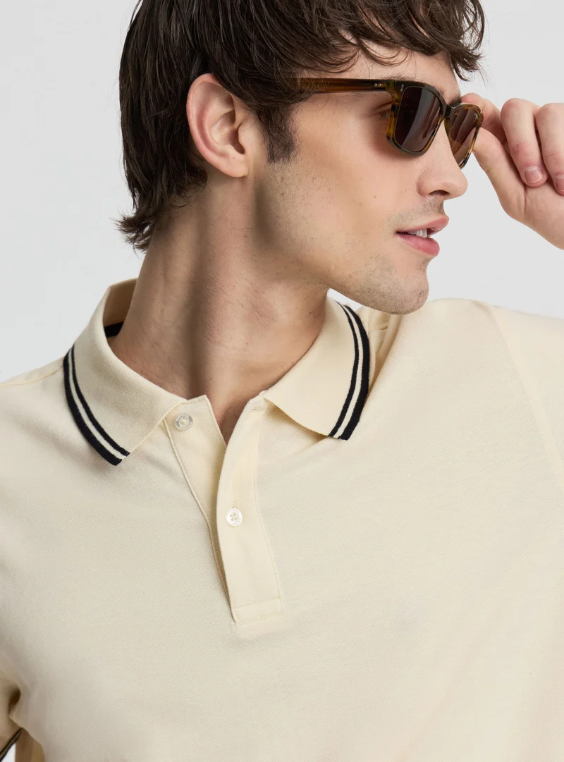 T-shirt polo con profili a contrasto