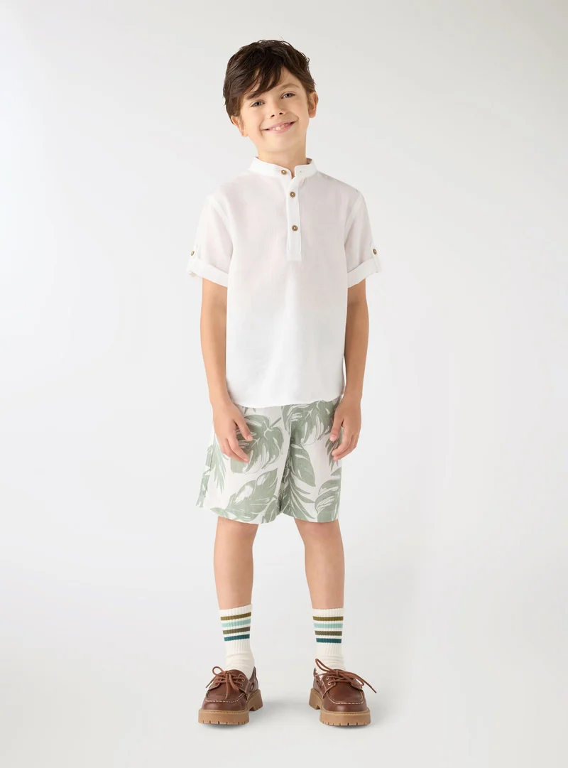Pantaloncini jogger con stampa foglie