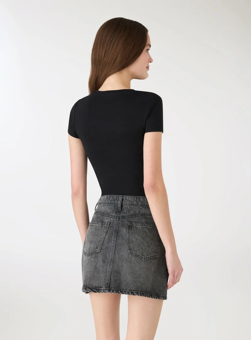 T-shirt crop con scritta ricamo