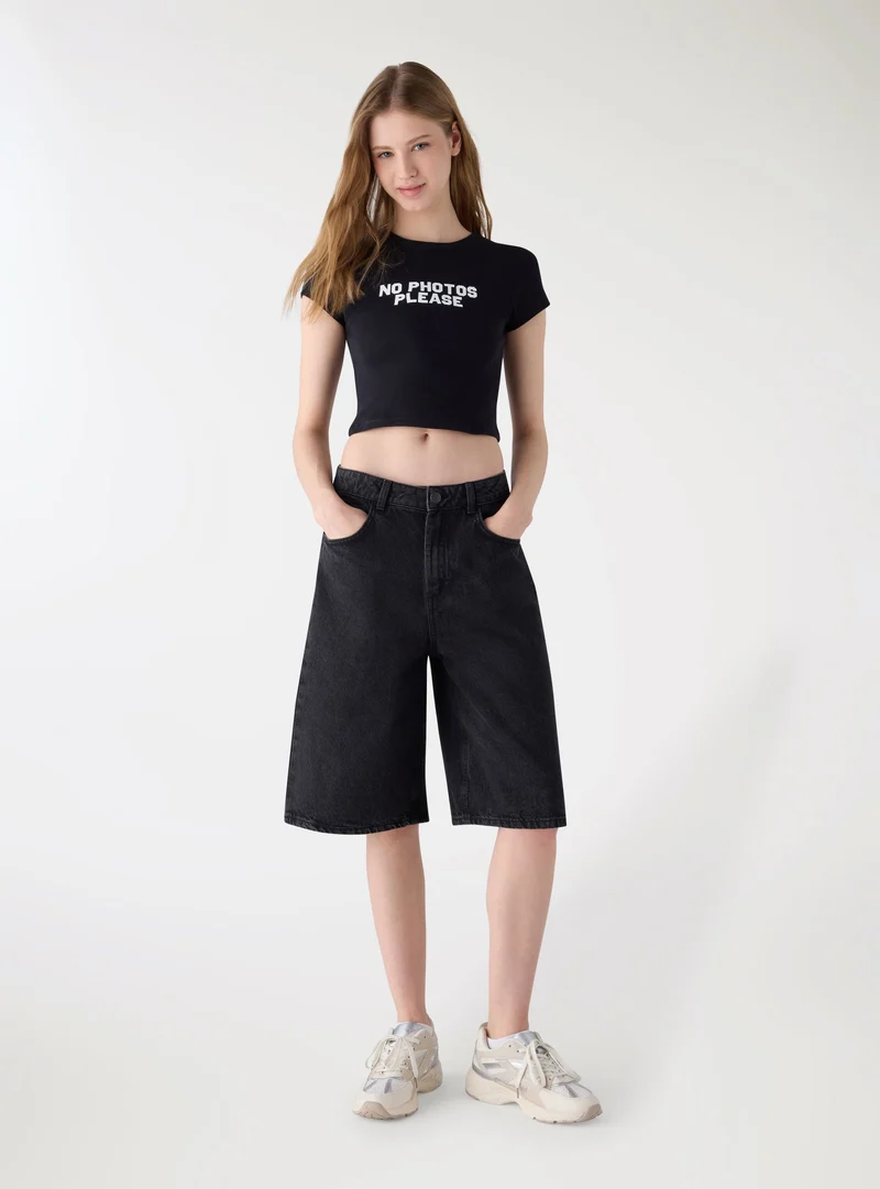 T-shirt crop con scritta