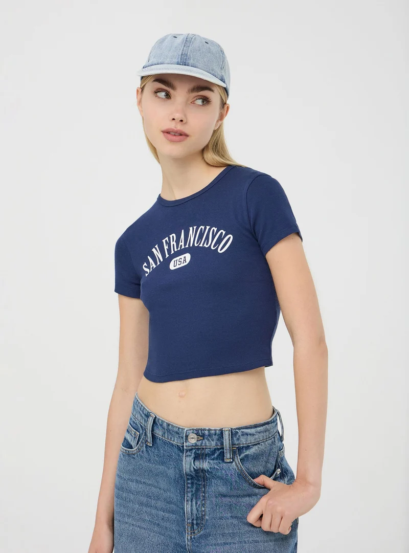 T-shirt con stampa college