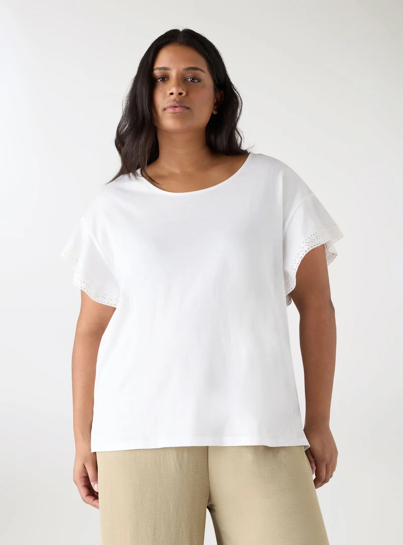 T-shirt con maniche a volant in macramè