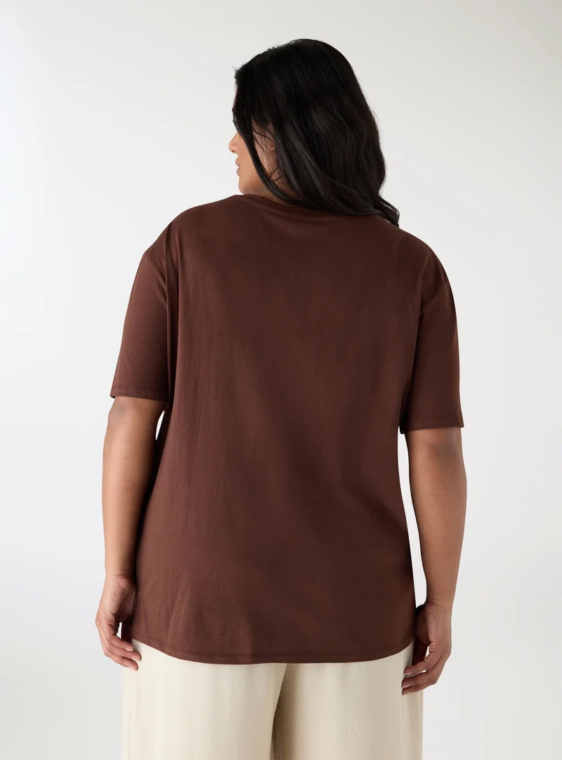 T-shirt ampia con scollo a V e taschino ricamato