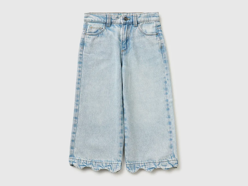 Jeans con ricamo ciliegie