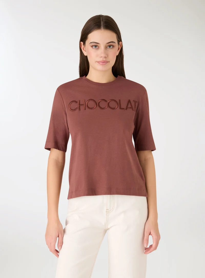 T-shirt con scritta ricamata