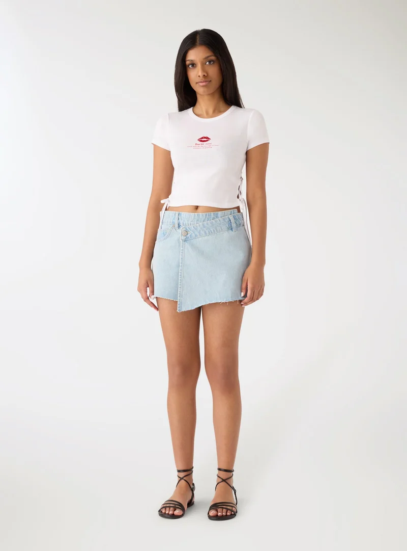 T-shirt crop con stampa bacio e lacci