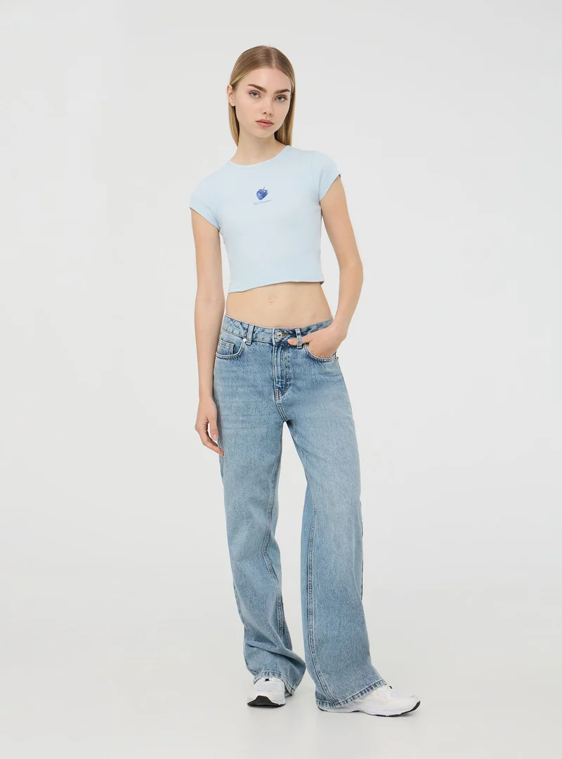 T-shirt crop con piccola stampa e scritta frontale