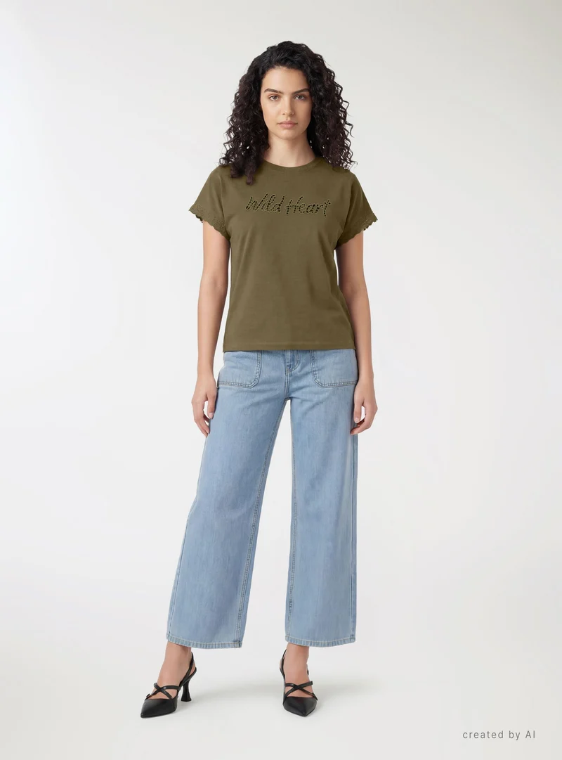 T-shirt con scritta traforata e bordo macramè